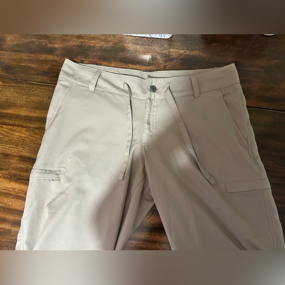 Magellan Outdoors Light Tan Cargo capri - Picture 1 of 6